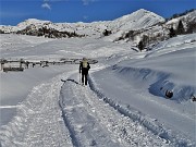 49 Ai Piani di Artavaggio con vista in alto su Cima di Piazzo a sx e Sodadura a dx